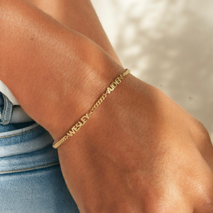 Unisex naamarmband met persoonlijke gravure, verkrijgbaar in goud of zilver, perfect als uniek geschenk.