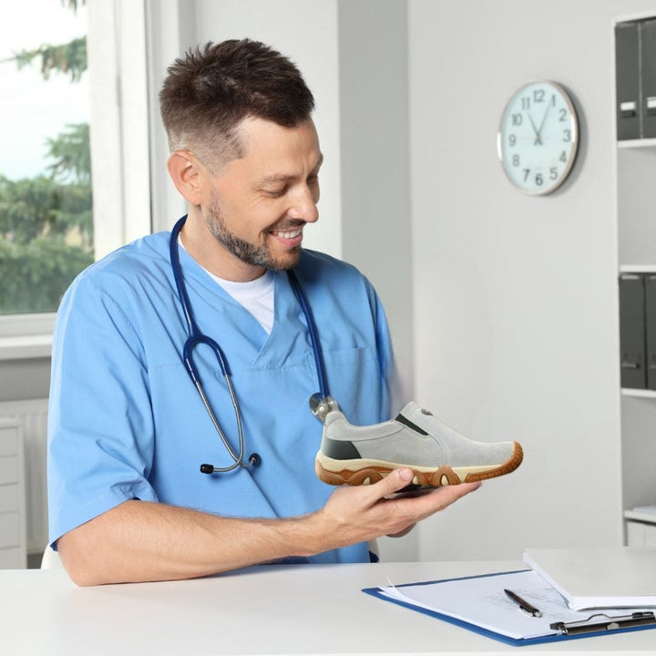 Een voet in een comfortabele unisex orthopedische barefoot sneaker, gericht op optimale voetgezondheid.