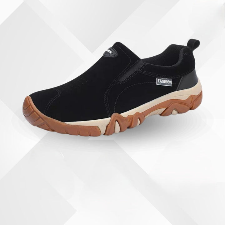 Persoon draagt flexibele, lichtgewicht barefoot sneakers tijdens een wandeling. Ideaal voor dagelijks gebruik en comfort.