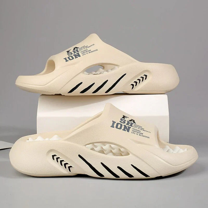 Zijaanzicht van orthopedische slippers met ergonomische boogondersteuning, effectief tegen voetpijn en voor comfort.