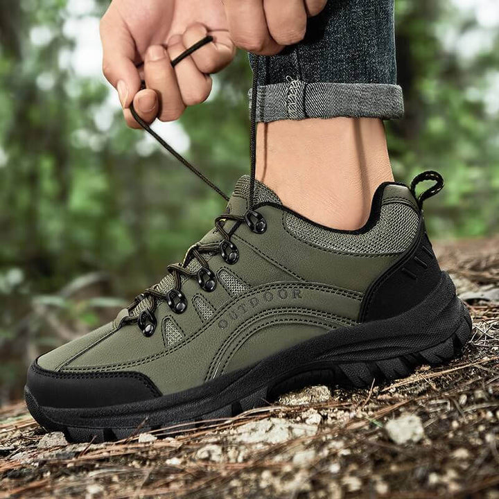 Detaillering van de orthopedische wandelschoenen met geïntegreerde steunzolen voor superieure voetboogsteun.