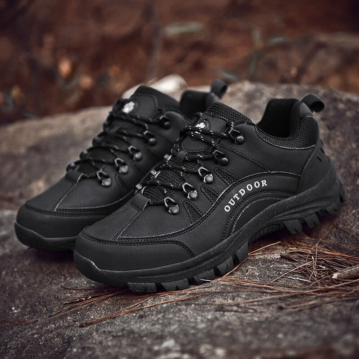 Zijaanzicht van de orthopedische comfortschoenen, toont stevige zool en ademend bovenwerk voor voetgezondheid.
