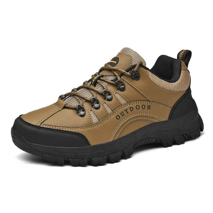 Model draagt de unisex orthopedische wandelschoenen tijdens een wandeling, illustreert comfort en stabiliteit.