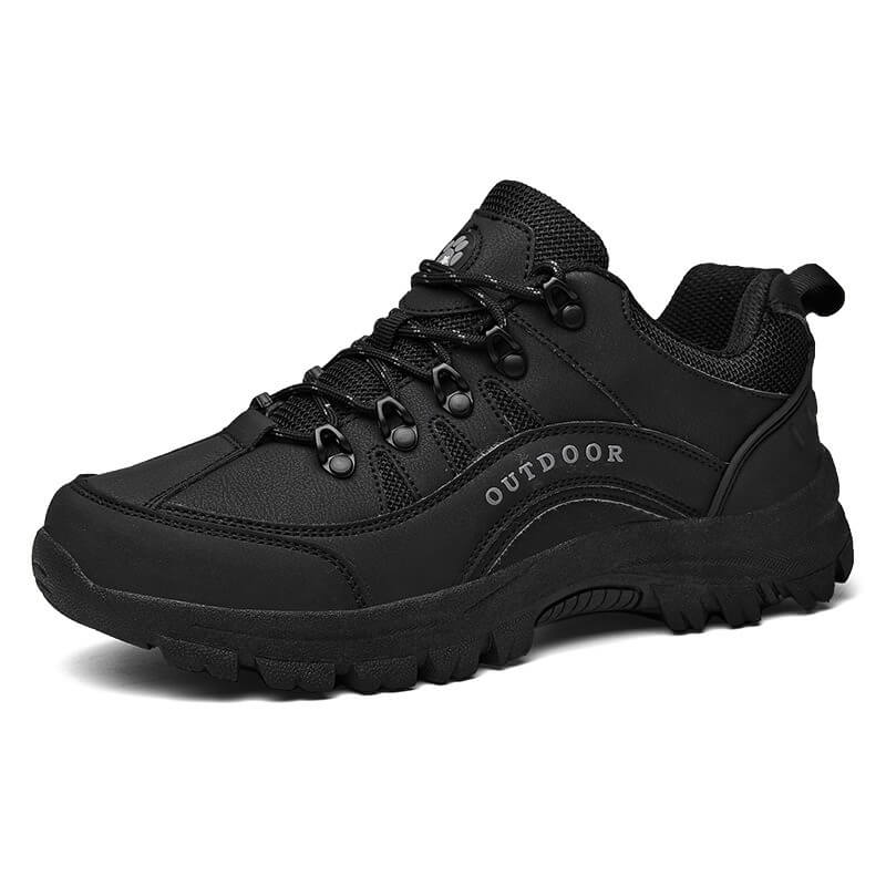 Close-up van de robuuste, antislipzool van de orthopedische wandelschoenen, essentieel voor veilige outdoor tochten.