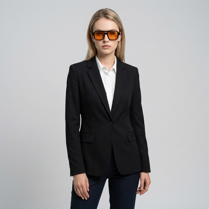 Modieuze unisex oversized aviator zonnebril, perfect voor casual streetwear, met opvallende oranje lenzen.
