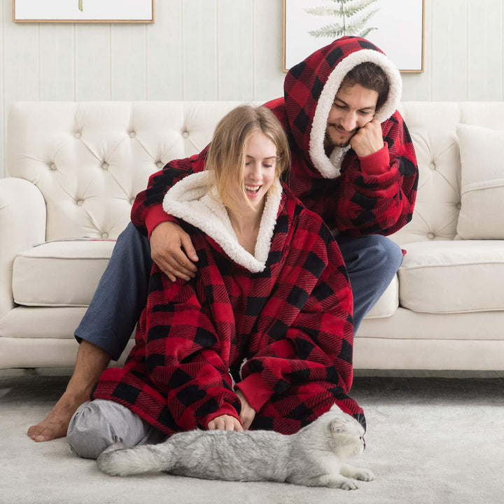 Luxe grijze hoodiedeken, perfecte loungewear voor ontspannen thuisdagen.