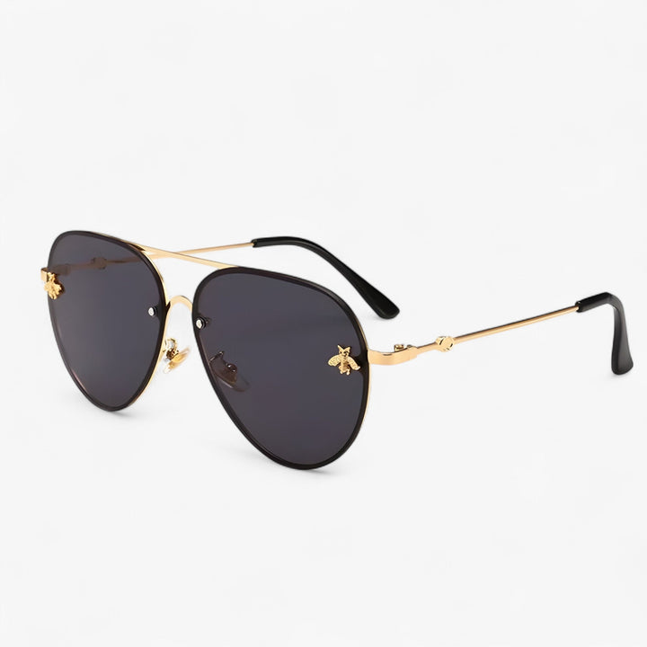Lichtgewicht unisex zonnebril, pilotenmodel met subtiel bijendetail. Ideaal mode accessoire.