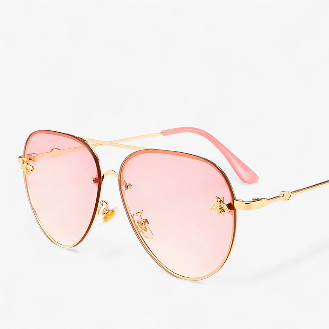 Klassieke aviator zonnebril Halcyon met metallic frame en elegant bijendesign. UV400 filter.