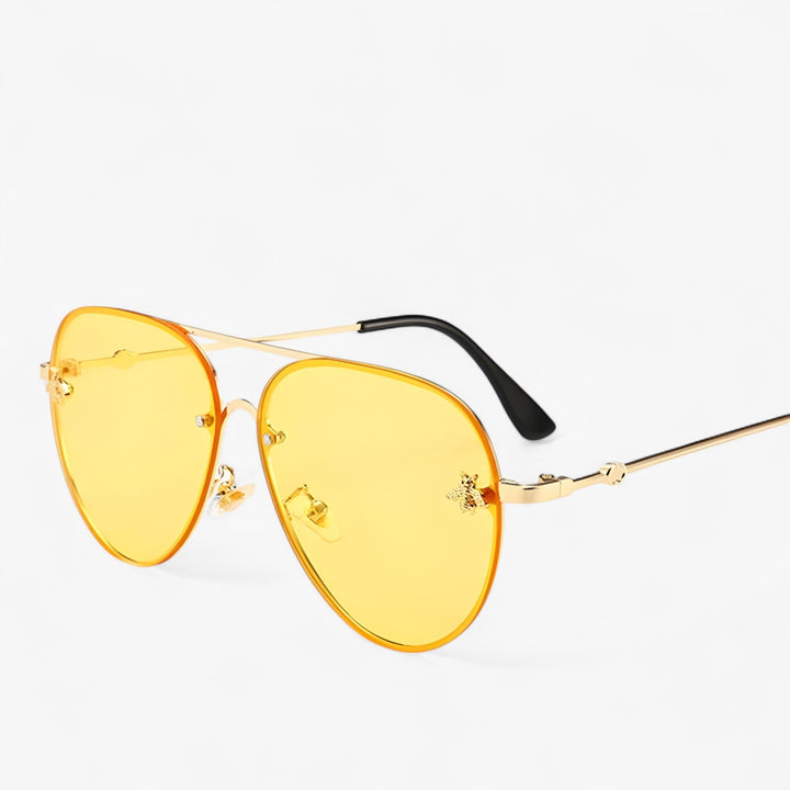 Unisex zonnebril met UV400 bescherming. Aviator model, voorzien van een chique bijendetail.