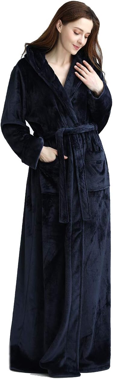 Cadeau-idee: Zachte unisex fleece badjas met capuchon van CozyFluff, voor warmte en rust.