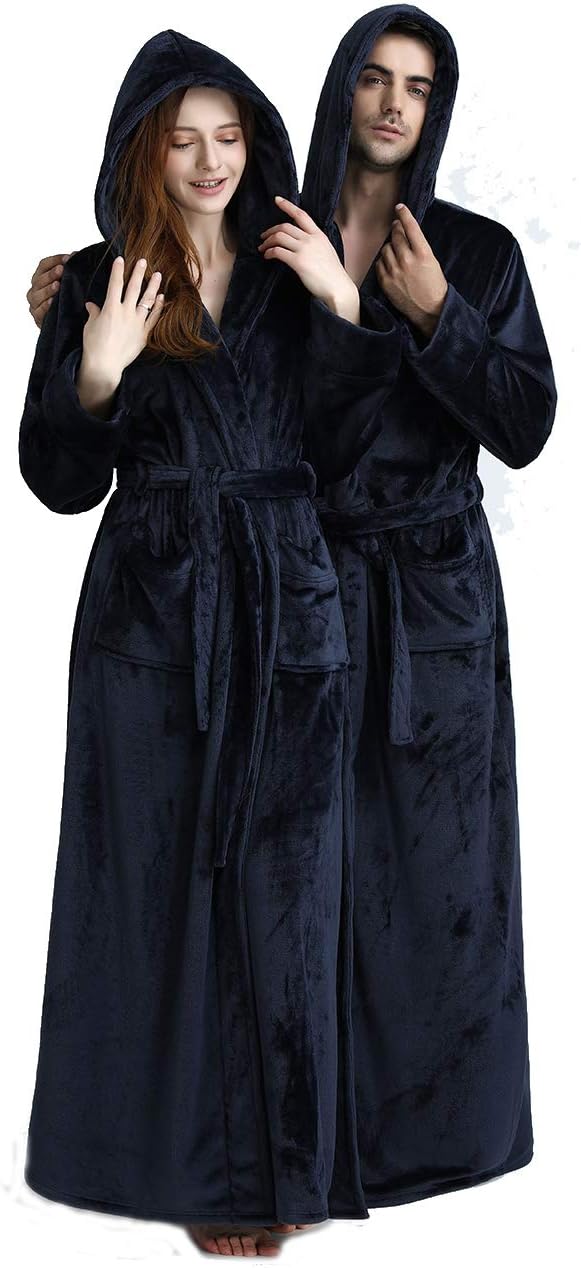 Pluizige CozyFluff fleece badjas met capuchon; heerlijk comfort na het bad of douchen.