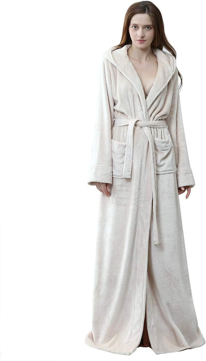Comfortabele unisex badjas met capuchon van pluizig fleece; ideaal voor ontspanning.