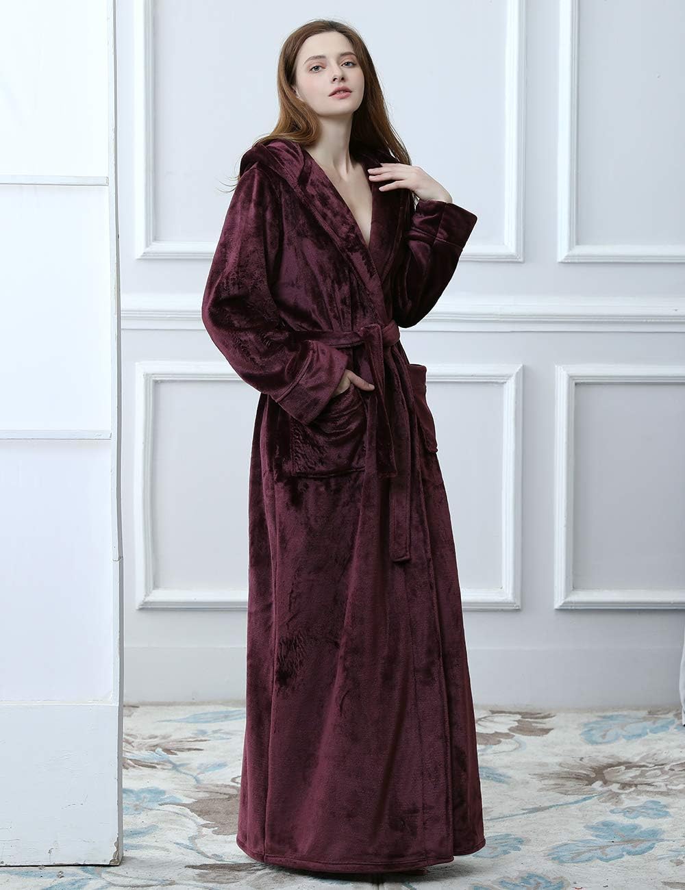 Zachte unisex ochtendjas van fleece met capuchon; perfect voor ontspanning thuis.