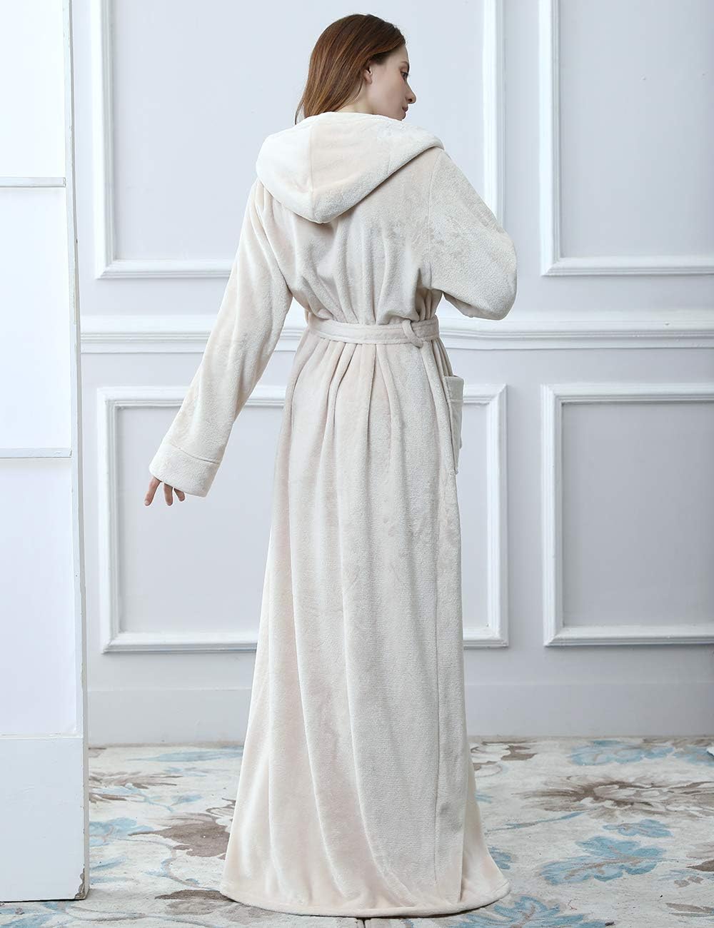 Zachte CozyFluff fleece badjas met capuchon, perfect om lekker in weg te kruipen.