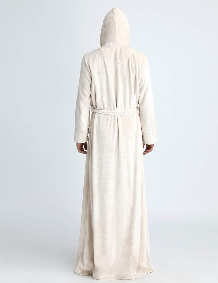 Warme CozyFluff fleece badjas met capuchon; perfect voor koude ochtenden en avonden.