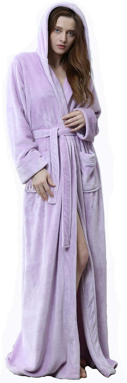 Zachte pluizige unisex badjas met capuchon, van CozyFluff fleece voor maximaal comfort.