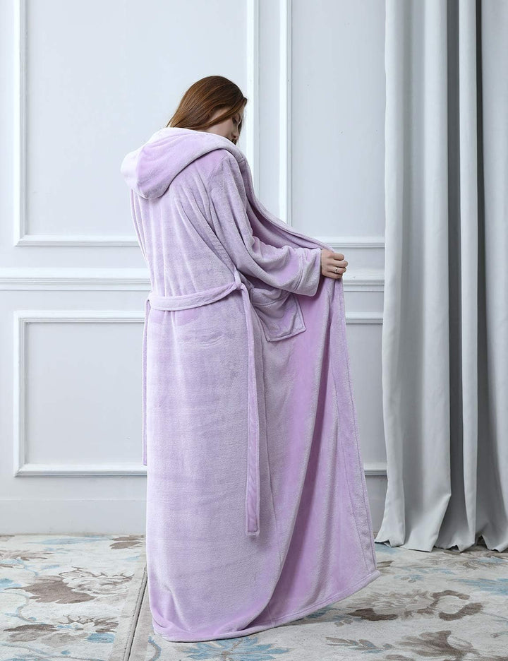 Heerlijk warme unisex badjas van pluizig fleece met capuchon; CozyFluff kwaliteit.