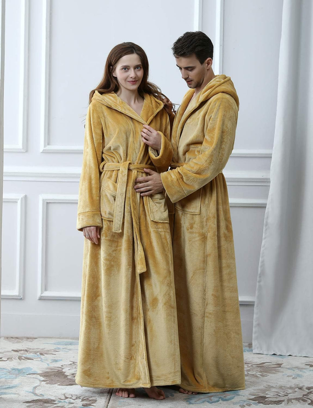 Zachte badjas met capuchon, unisex CozyFluff fleece; perfect voor thuis en wellness.