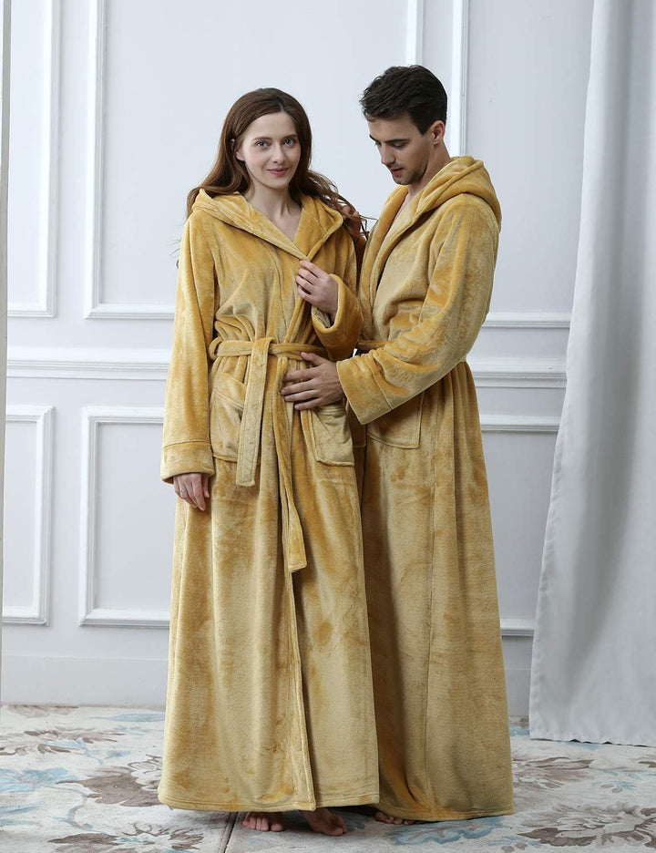 Zachte badjas met capuchon, unisex CozyFluff fleece; perfect voor thuis en wellness.