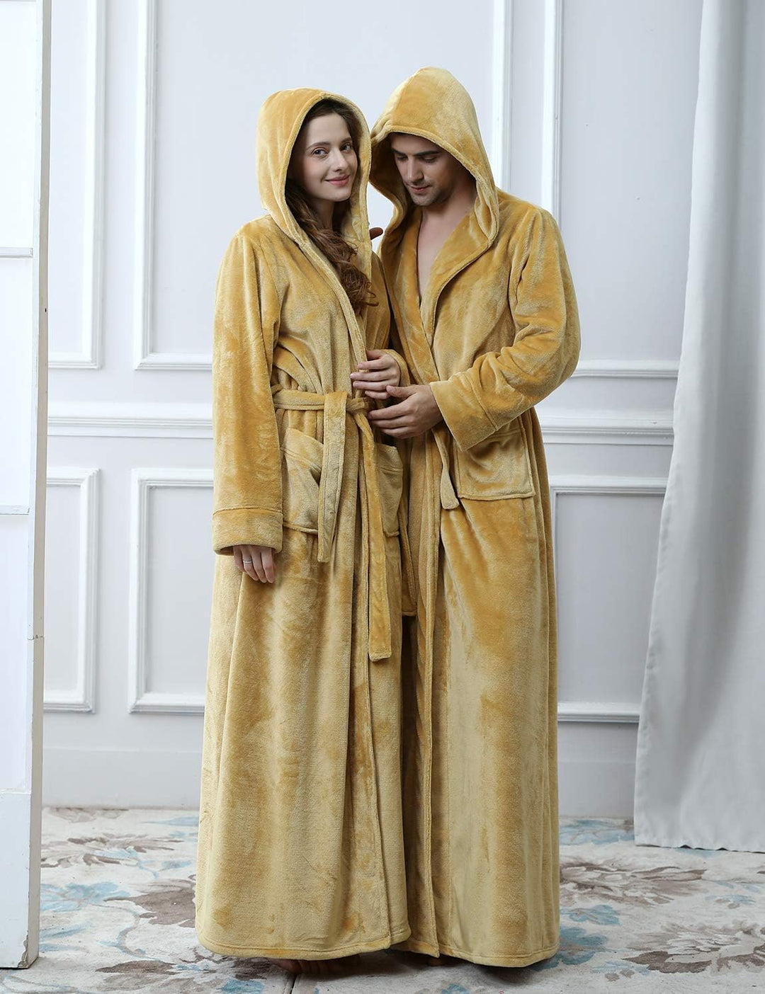 Heerlijke warmte met de CozyFluff fleece badjas met capuchon; zacht en unisex.
