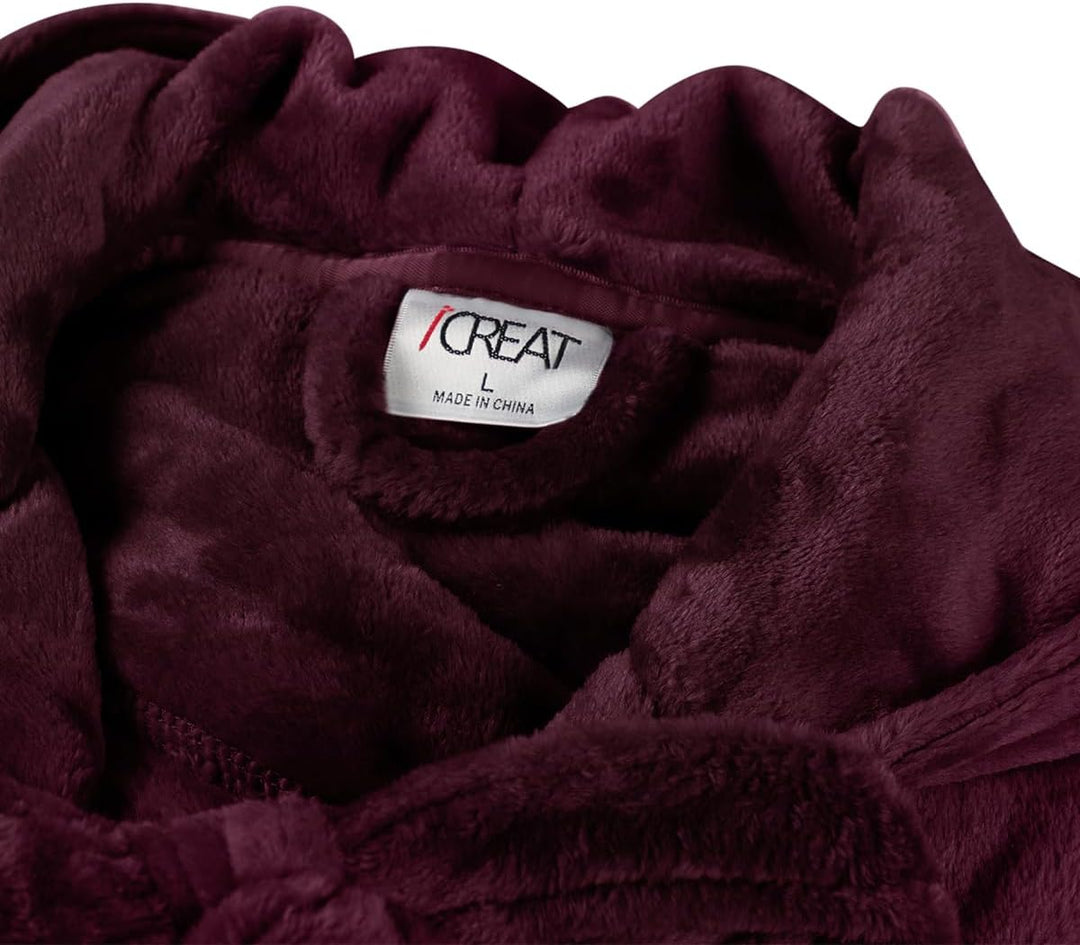 Grijze pluizige CozyFluff fleece badjas met capuchon, perfect voor ontspanning en warmte.