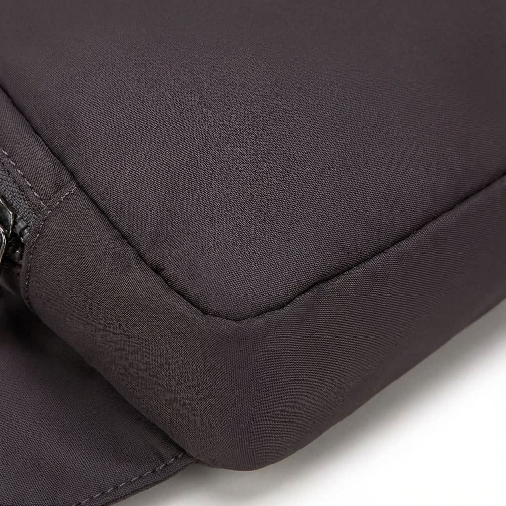 Lichtgewicht Pocklet compacte reis tas van duurzaam nylon, perfect georganiseerd voor al je benodigdheden.