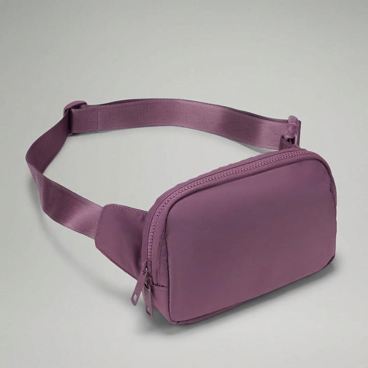 De multifunctionele Pocklet nylon heuptas getoond in compact formaat, geschikt voor diverse outdoor activiteiten.