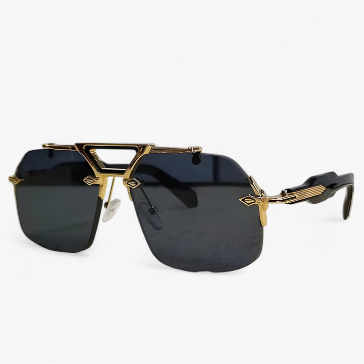 Moderne randloze zonnebril, oversized en futuristisch, met glanzende metalen accenten. Perfect voor festivals.