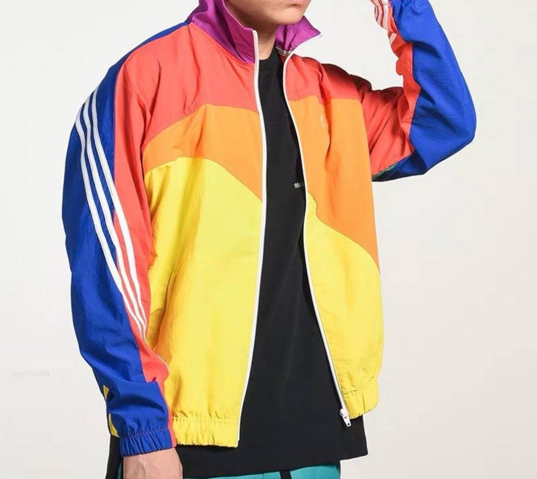 Levendig unisex regenboog jack, deel van de nostalgische Limited Edition 1999 Collectie. Perfecte mode.