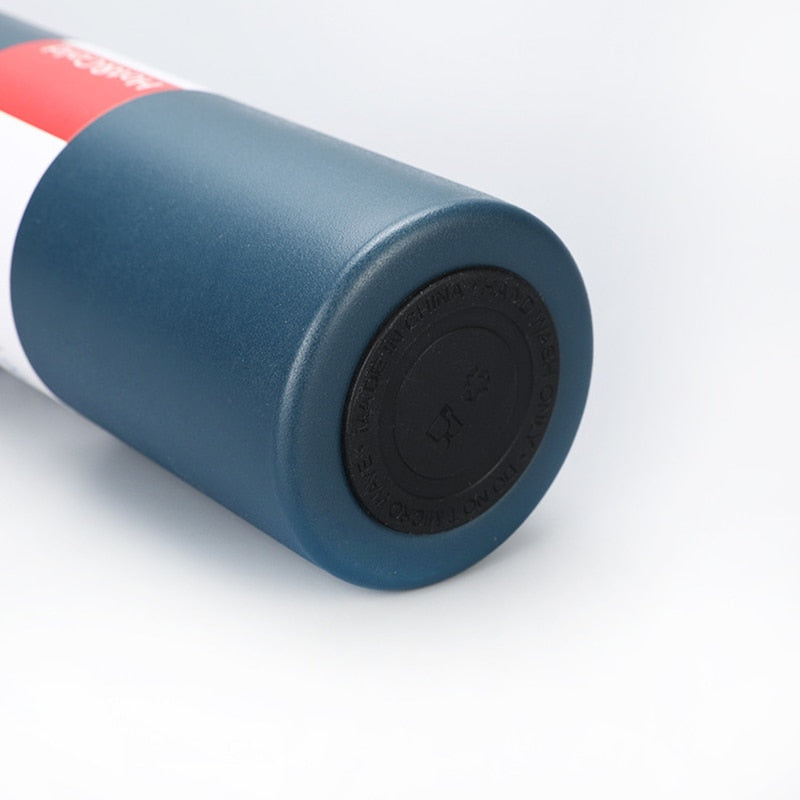Outdoor roestvrije thermosfles, duurzaam voor wandelen en kamperen.