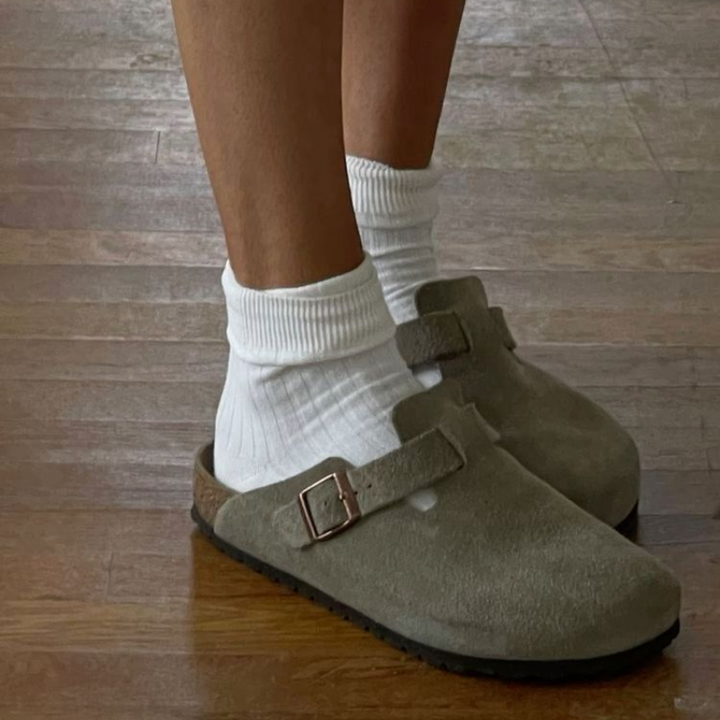 Instap unisex pantoffels, comfortabel voor dagelijks gebruik thuis of buiten als open schoenen.