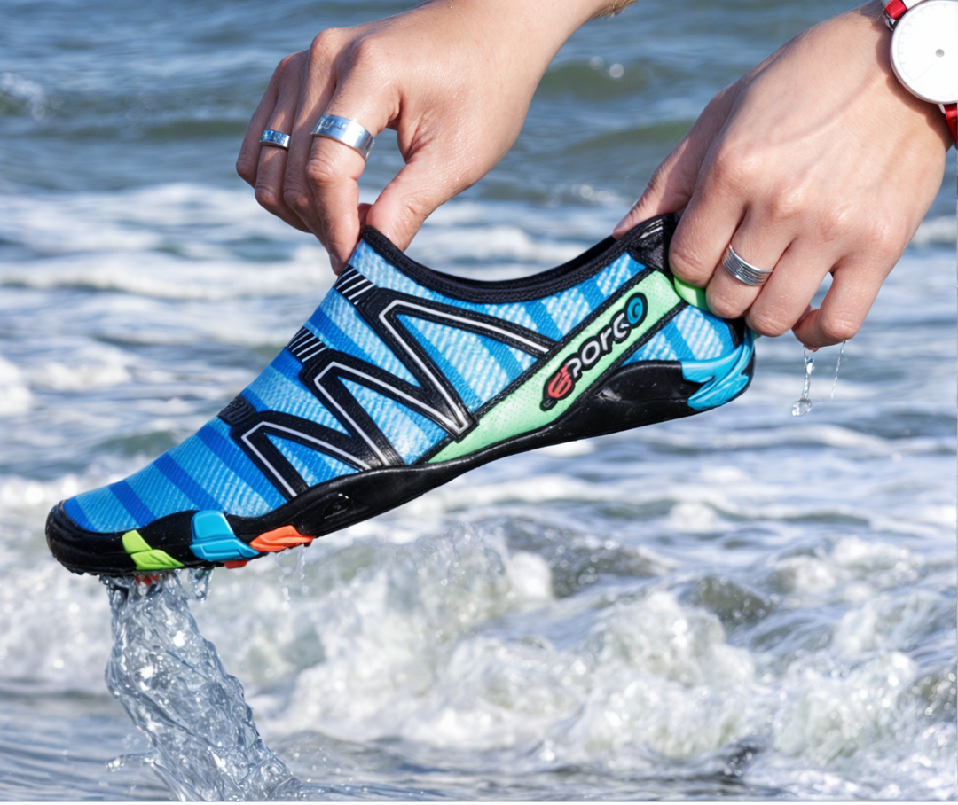 Diverse kleuren AquaFlex waterschoenen (blauw, zwart, roze) voor het hele gezin, sneldrogend en comfortabel.