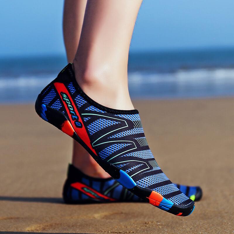 Blauwe unisex AquaFlex waterschoenen, ideaal voor strand, zwemmen en watersport. Sneldrogend en licht.