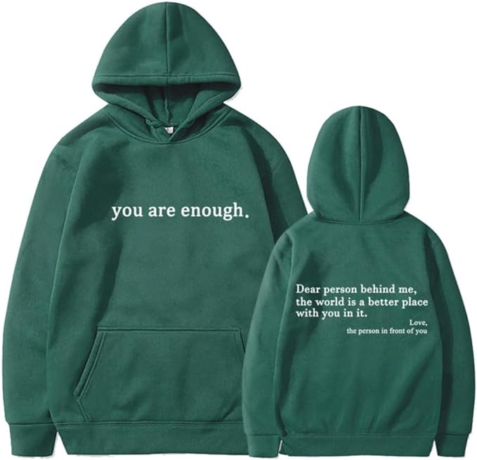 Model draagt comfortabele unisex Solace trui met 'Jij Bent Genoeg'. Dagelijkse herinnering aan zelfliefde en positiviteit.