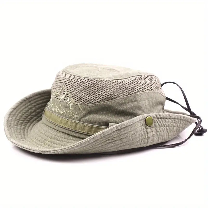 Ademende Solantra unisex zonnehoed met verstelbare riem. Brede rand biedt optimale UV-bescherming.