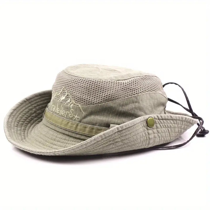Ademende Solantra unisex zonnehoed met verstelbare riem. Brede rand biedt optimale UV-bescherming.