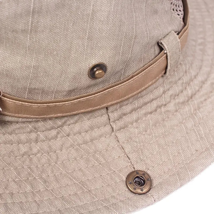 Zwarte outdoor Solantra zonnehoed met UV-bescherming en verstelbare riem. Perfect voor elke zomerse buitenactiviteit.