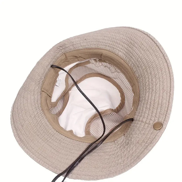 Groene Solantra unisex zonnehoed met brede rand. Ademend en opvouwbaar voor al je outdoor avonturen en reizen.
