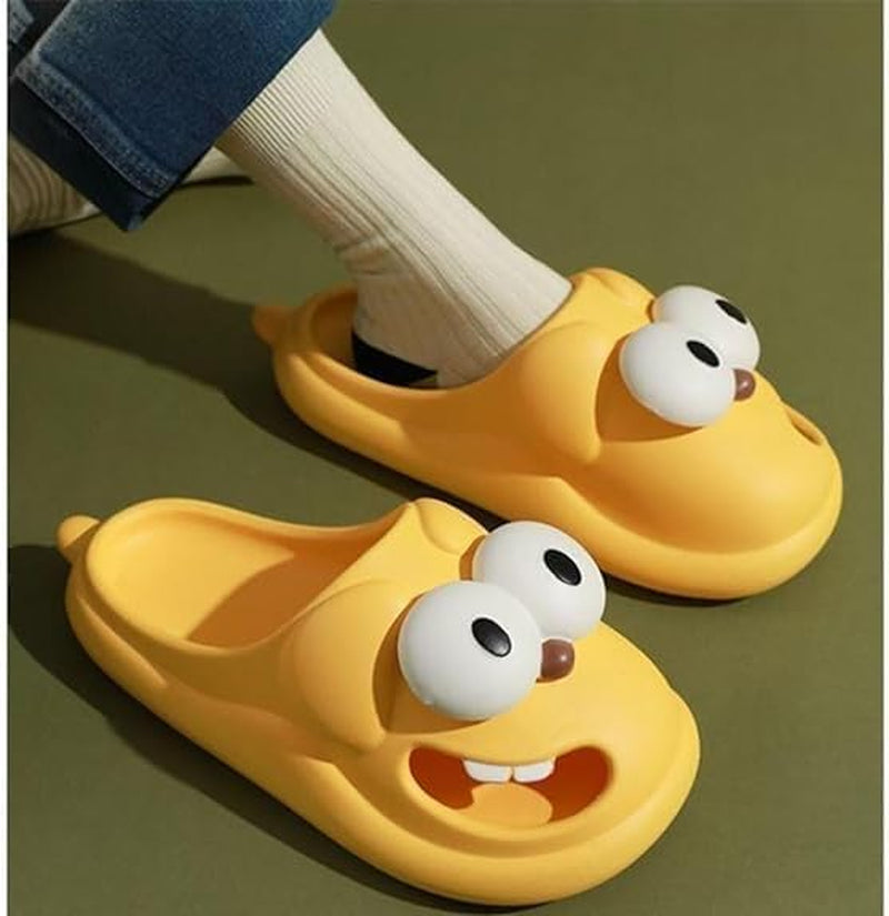 Comfortabele SoleJoy unisex slippers gedragen op een lichte vloer. Vrolijke, trendy schoenen voor in huis.