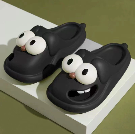 Vrolijke SoleJoy slippers, het ideale cadeau voor dames en heren. Bieden comfort en een trendy look thuis.