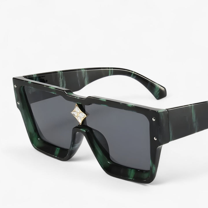 Trendy unisex zonnebril met spiegelende glazen en punk esthetiek. Essentieel accessoire met UV400 bescherming.