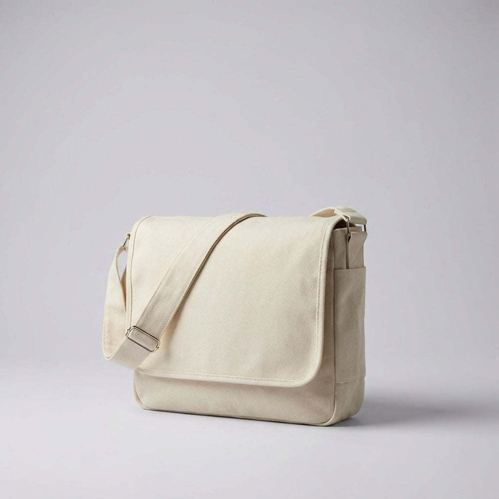 Praktische canvas schoudertas als messengerbag, lichtgewicht en duurzaam voor dagelijks gebruik, een veelzijdig unisex model.