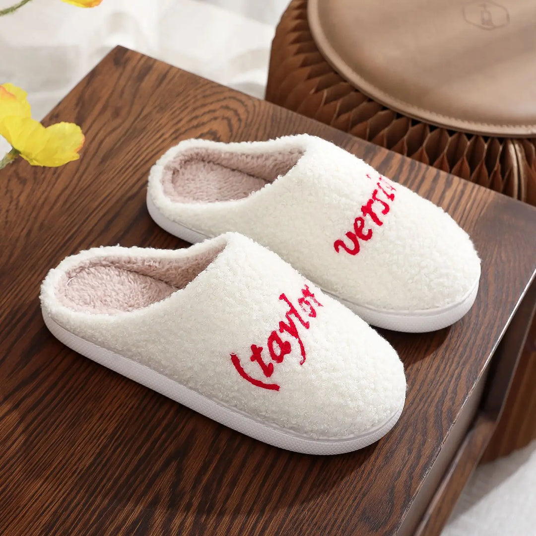 Unisex Swiftie pantoffels, comfortabele huisschoenen voor fans. Zacht en warm, ideaal Swiftie cadeau voor thuis.