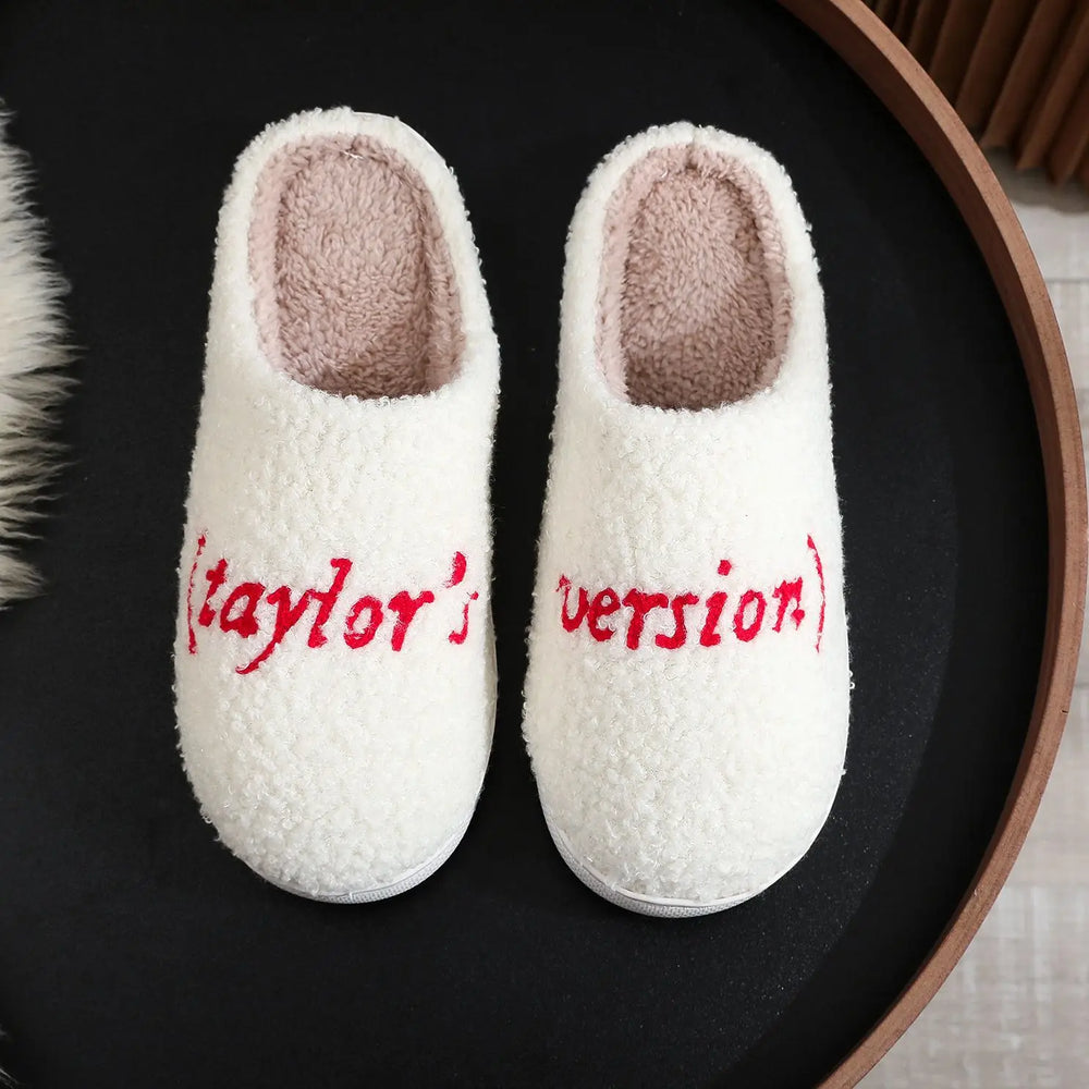 Zachte pluche Swiftie pantoffels voor ware fans. Comfortabele binnenpantoffels, perfect als Swiftie merchandise.