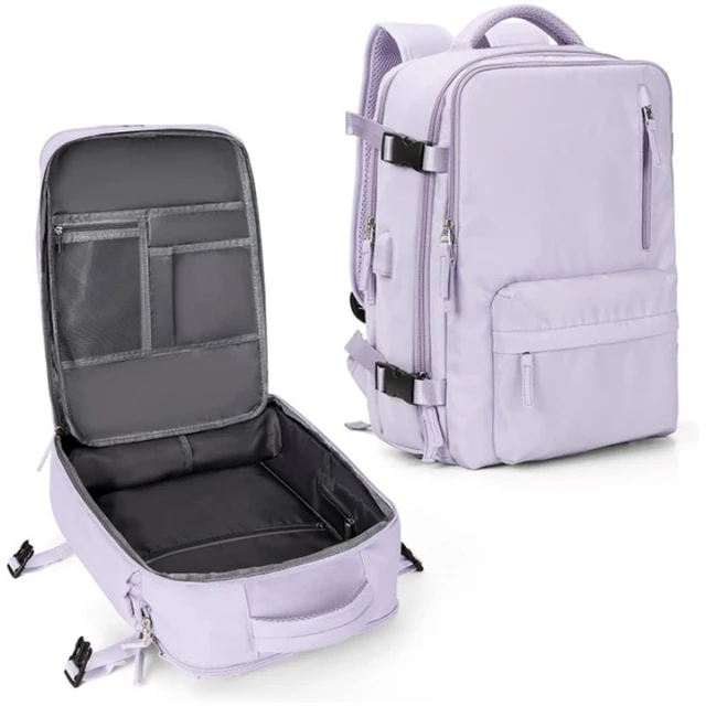 Ruime TrailSafe Pro backpack in een natuurlijke omgeving; ideaal voor wandelingen en outdoor reizen.