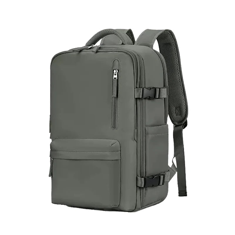 Ruime TrailSafe Pro reisrugzak in actie; ideaal voor lange reizen en stedentrips, unisex design.