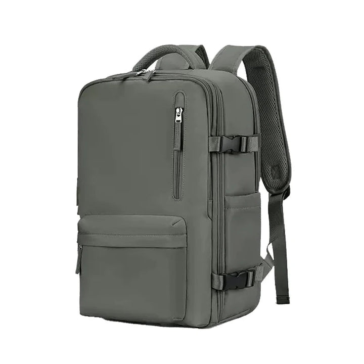 Ruime TrailSafe Pro reisrugzak in actie; ideaal voor lange reizen en stedentrips, unisex design.