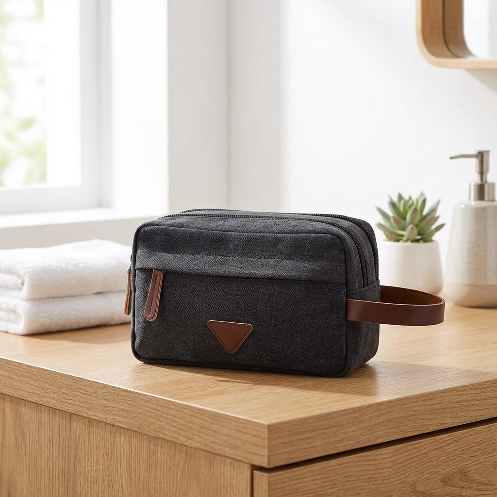 Unisex Tripelle reistoilettas met dubbel compartiment voor georganiseerd reizen. Waterdicht canvas en compact opbergen.