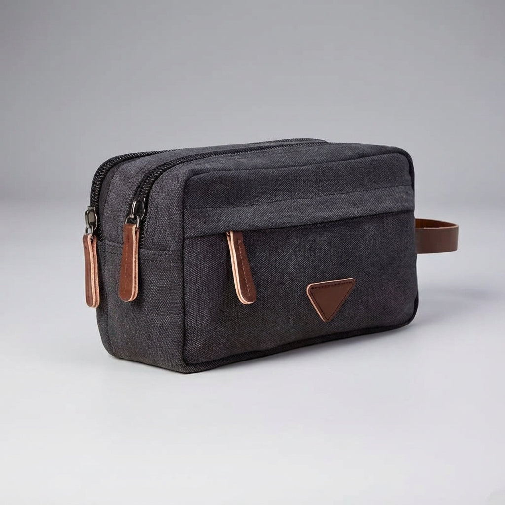 Compacte canvas reistoilettas, waterdicht en met dubbel compartiment. Ideaal reisaccessoire voor al je toiletartikelen.