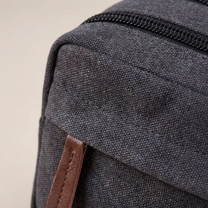Unisex Tripelle toilettas met dubbele ritscompartimenten voor optimale organisatie van badkamerartikelen op reis.